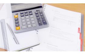 专业工程承包人将专业工程分包给其他施工单位，是否属于违法分包？